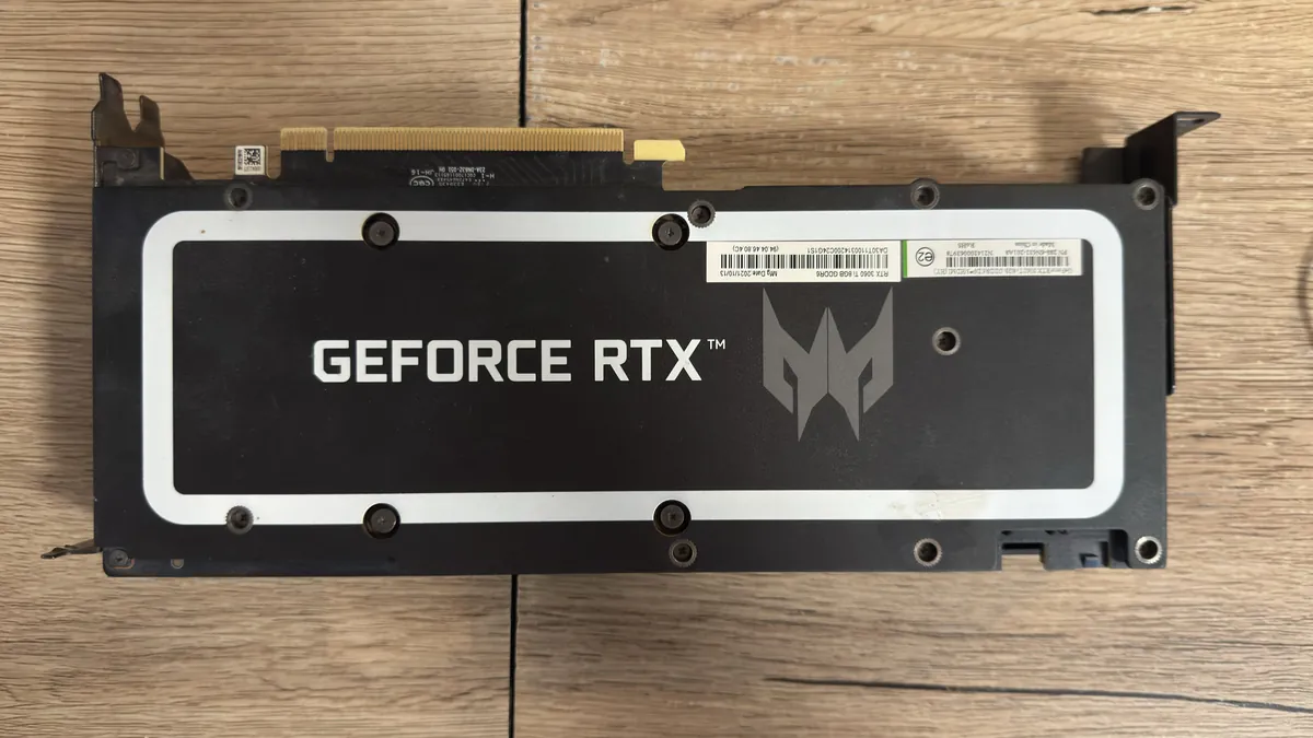Karta graficzna GeForce RTX złożona po czyszczeniu