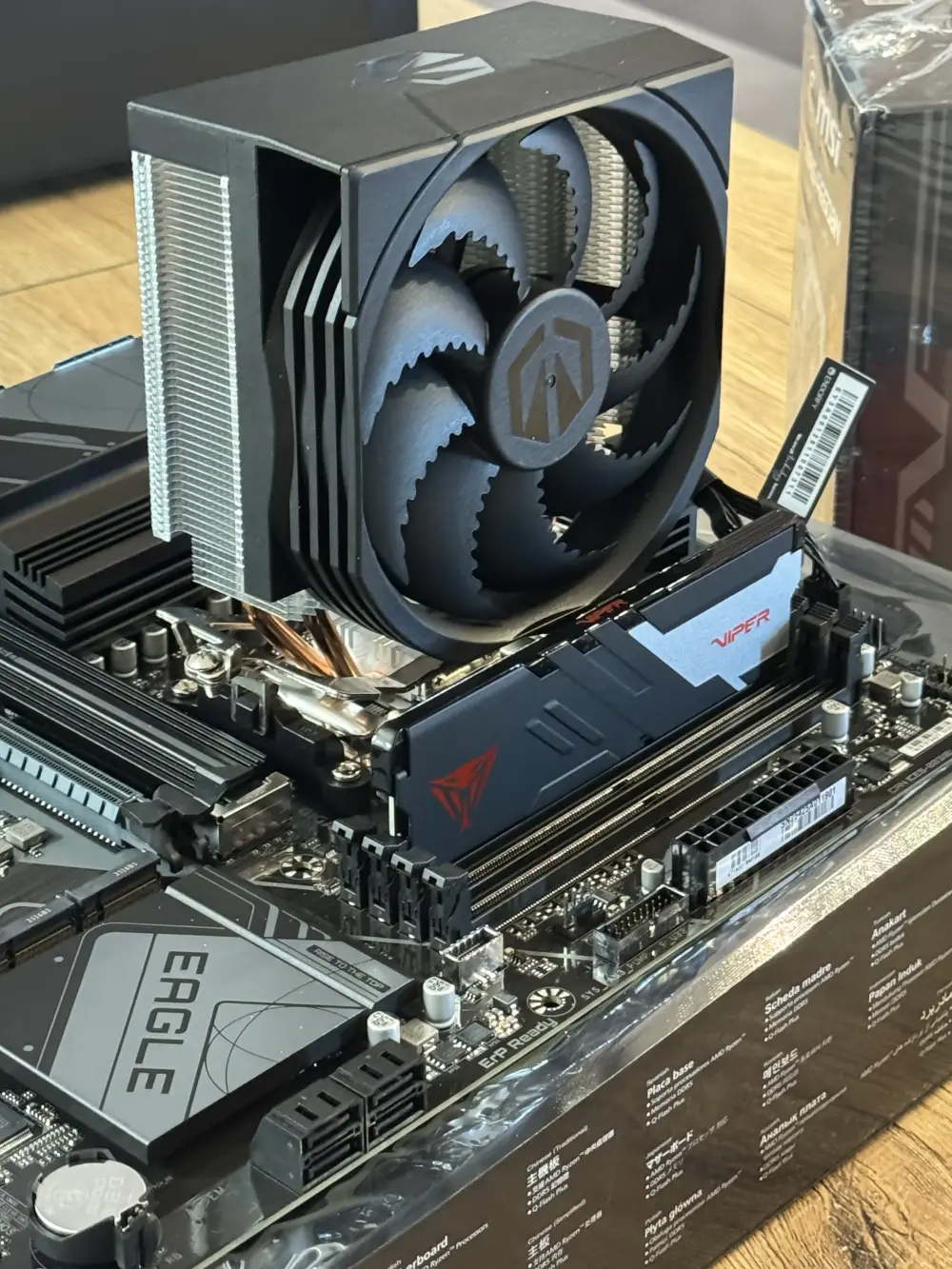 Chłodzenie Endorfy Spartan 5 i pamięć Viper na płycie